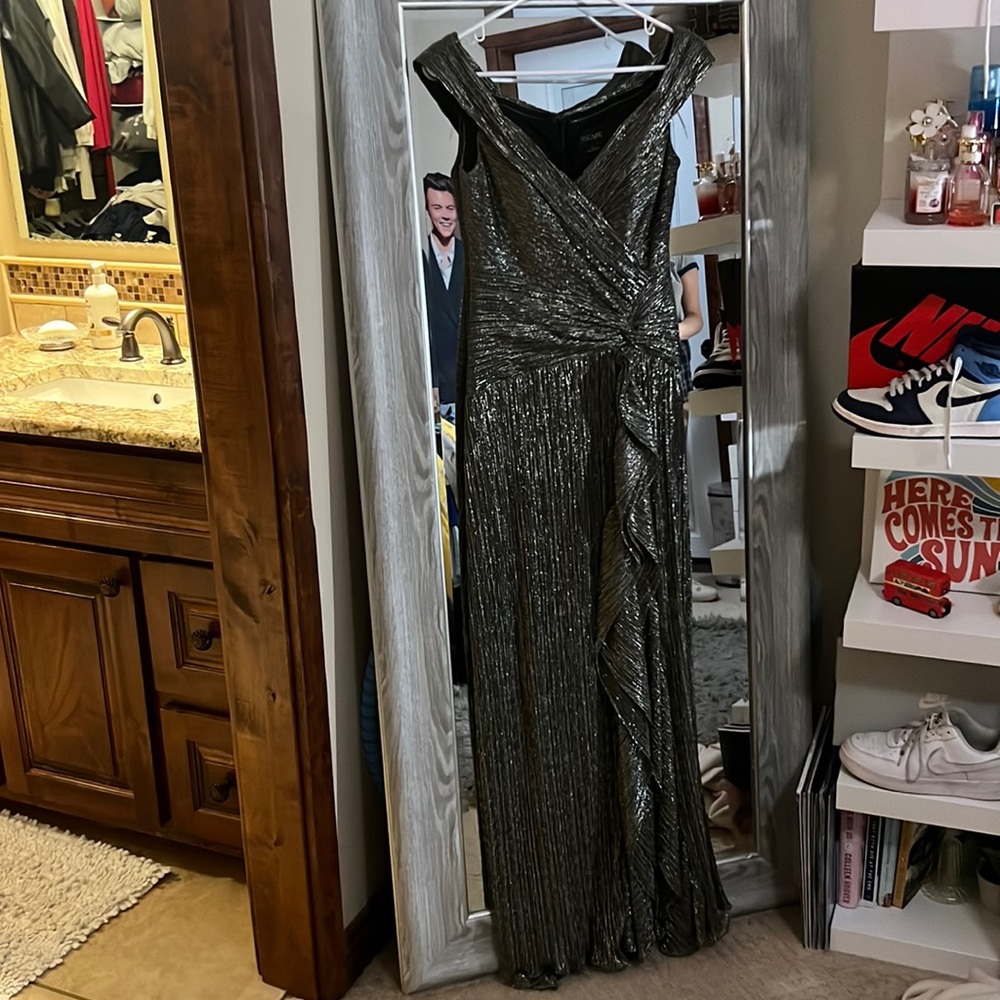 Beautiful gown off shoulder and flattering waist